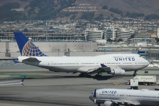 Boeing 747-400 (N104UA)