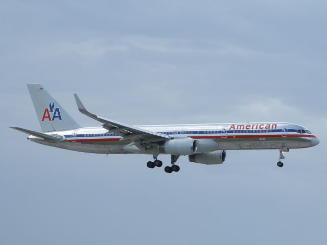 Boeing 757-200 (N657AM)