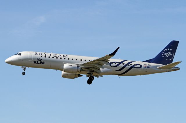 Embraer ERJ-190 (PH-EZX) - "SkyTeam" livery