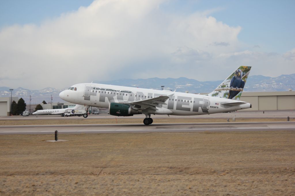Airbus A319 (N908FR) - Taking off on 17R.