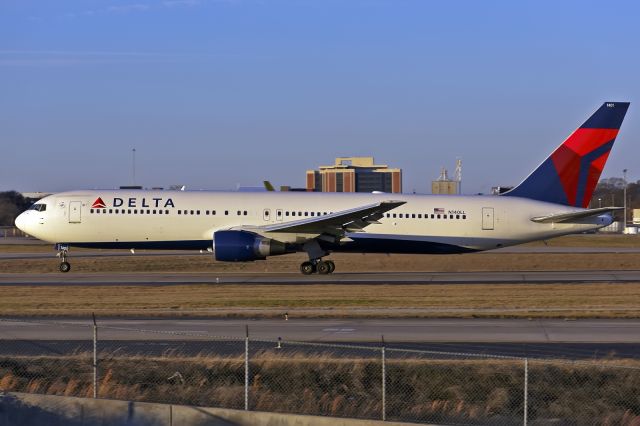 BOEING 767-300 (N140LL)