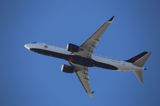 Boeing 737 MAX 8 (C-FSDB)