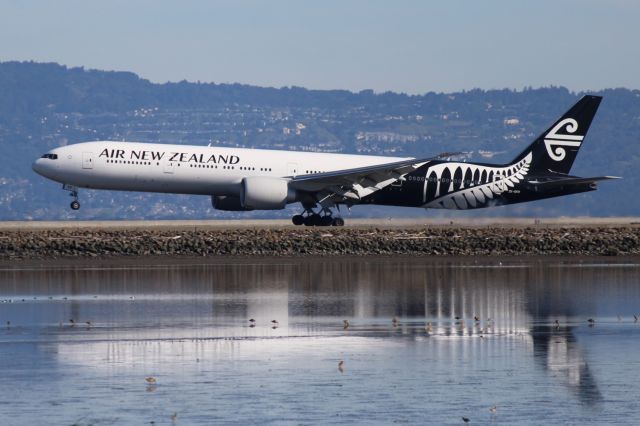 BOEING 777-300 (ZK-OKR)