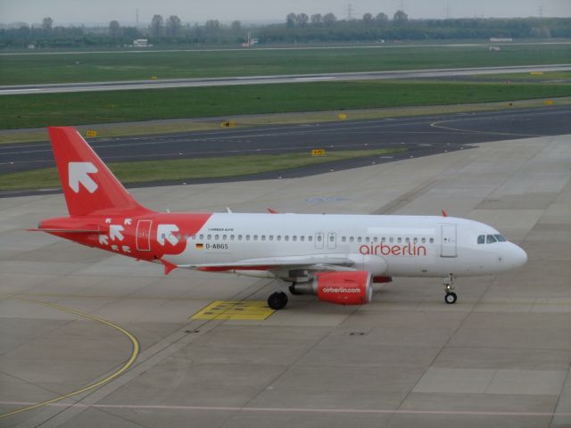 Airbus A319 (D-ABGS) - A319-100 D-ABGS der Air Berlin, die mit dem markanten Pfeil am Seitenleitwerk. Zudem ist an der Stelle, wo sonst der Airline-Name steht, in weiß etwas übermalt. Fotografiert in DUS am 12.04.2014.