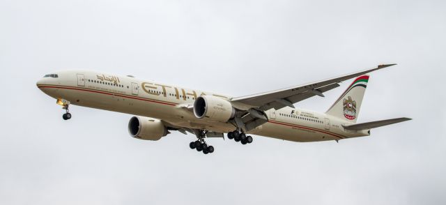 BOEING 777-300 (A6-ETH)