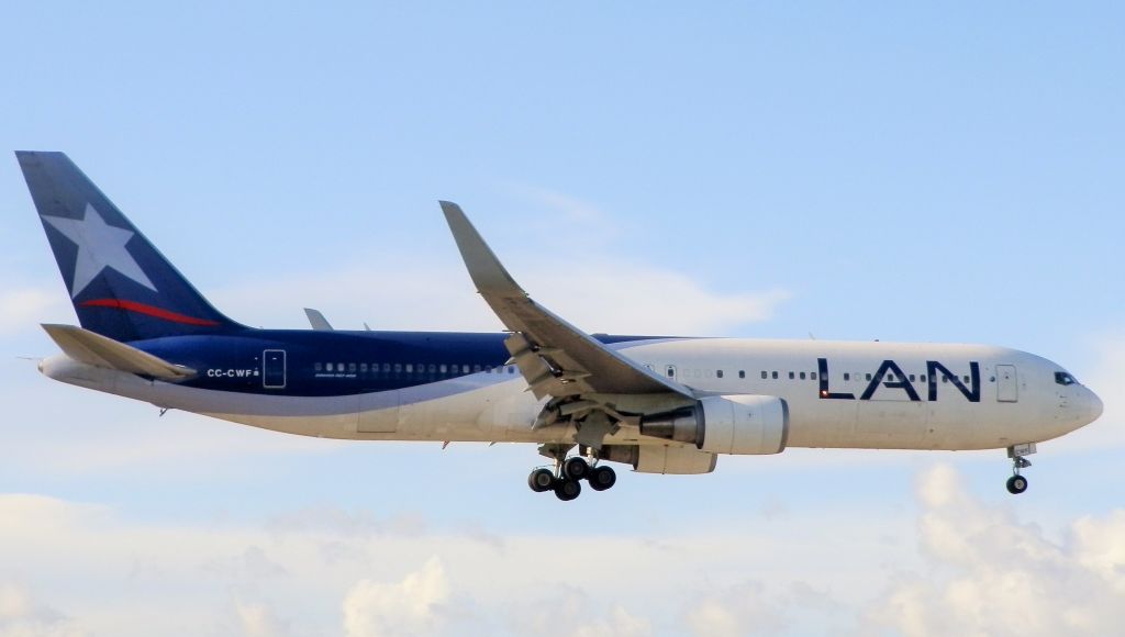 BOEING 767-300 (CC-CWF)