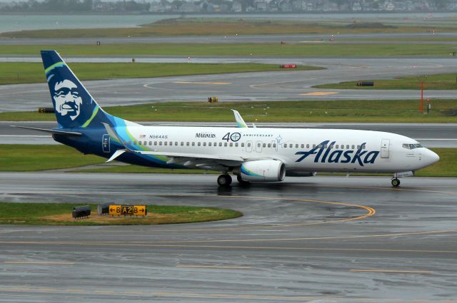 Boeing 737-800 (N564AS) - AS 33 to Portland taxiing out on Bravo Seattle Mariners 40th Anniversary special livery