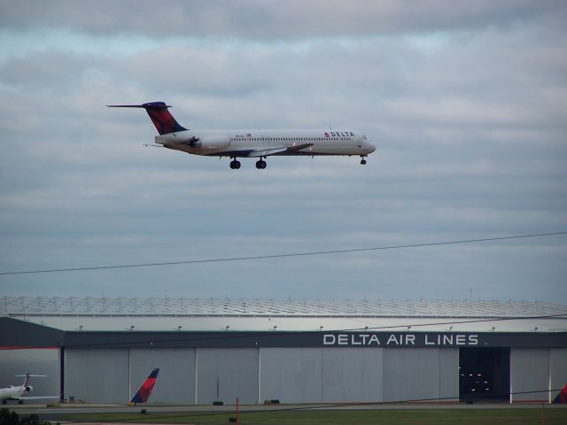 McDonnell Douglas MD-88 (N906DL) - Zoomed-in shot of Delta MD-88, taken from the 9th floor balcony of the Best Western in Hapeville