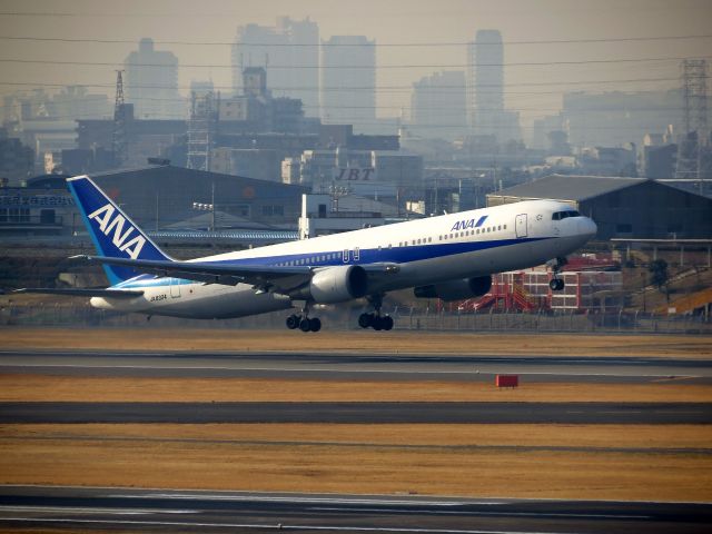 BOEING 767-300 (JA8324)