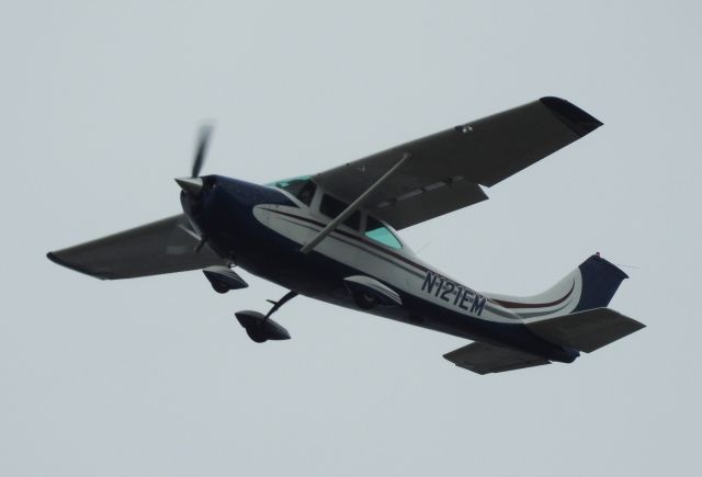 Cessna Skylane (N121EM)