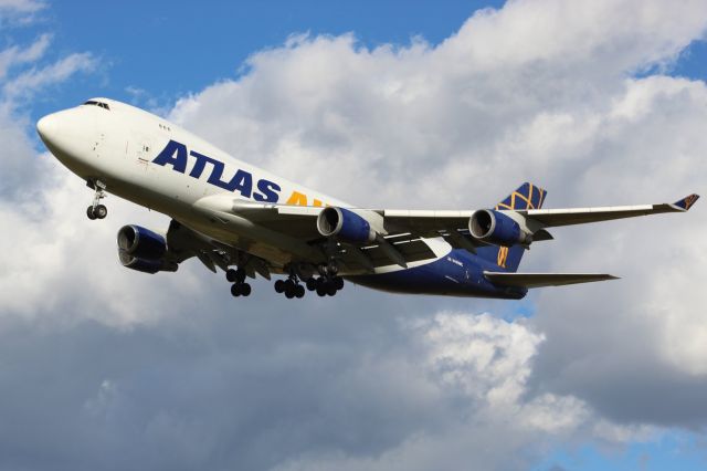 Boeing 747-400 — - runway 27 hi winds afternoon