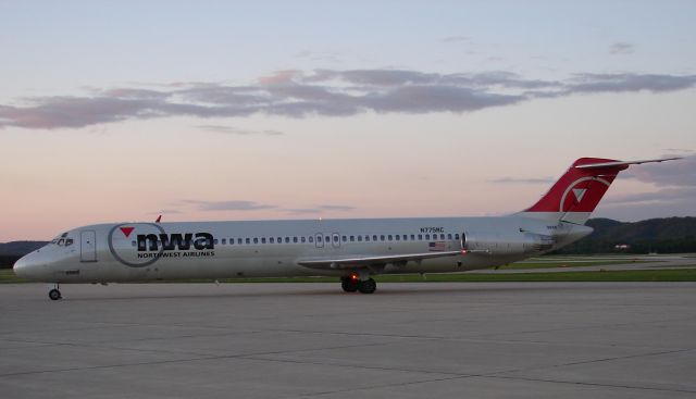 McDonnell Douglas DC-9-50 (N775NC)