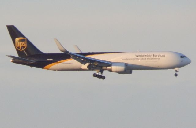 BOEING 767-300 (N351UP)