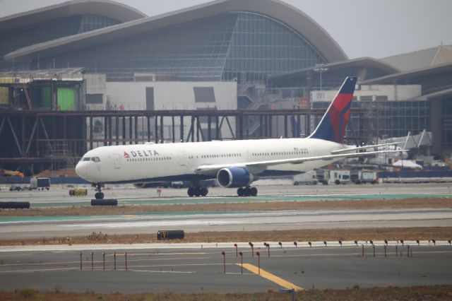 BOEING 767-400 (N831MH)