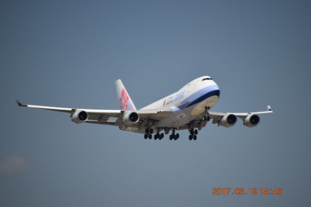 Boeing 747-400 (B-18716) - China Air Cargos FLT 5255 approaching runway 18R at DFW.