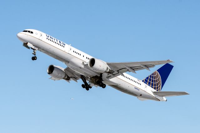 Boeing 757-200 (N509UA) - Departing Rwy 22L at ORD