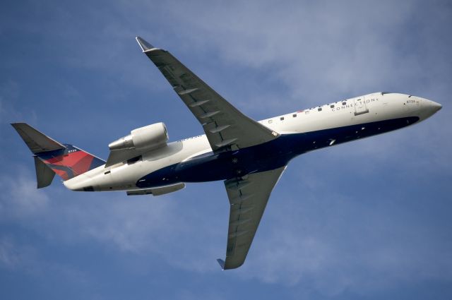 Canadair Regional Jet CRJ-200 (N8733G) - N8733G  Bombardier  CL-600-2B19  FLG  KBWI  20120903