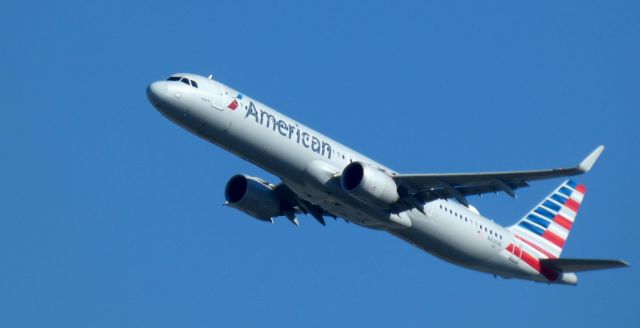 Airbus A321neo (N426AN) - Shortly after departure is this 2020 American Airlines Airbus 321-253NX in the Autumn of 2023.