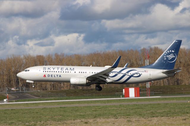 Boeing 737-800 (N3761R) - Delta flight 2631 before a graceful touchdown on runway 28R...Arriving from SLC