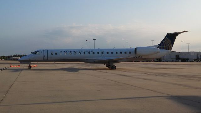 Embraer ERJ-145 (N16954)