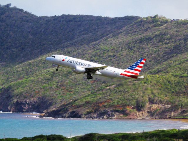 Airbus A320 (N125UW)