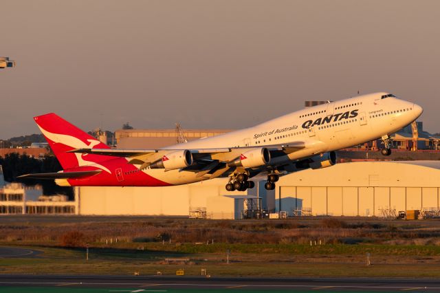 Boeing 747-400 (VH-OEJ) - The final departure of a Qantas 747 from Brisbane.