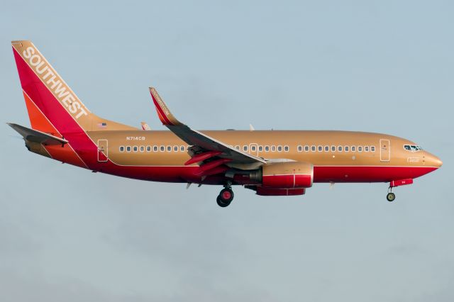 Boeing 737-700 (N714CB)