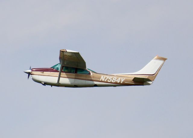 Cessna Skylane (N7584Y) - At Downtown Shreveport.