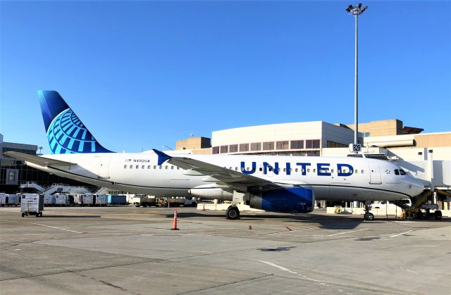 Airbus A320 (N492UA)