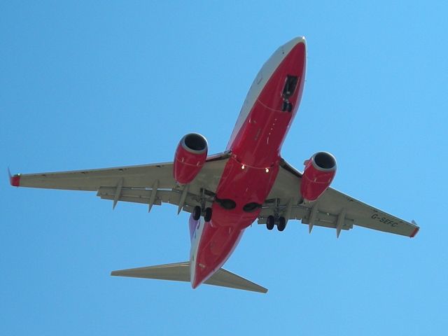 G-SEFC — - Cabecera de pista. Aterrizando.