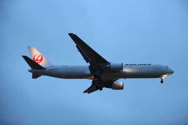 BOEING 767-300 (JA8975) - 10 May 2016:HND-HKD.