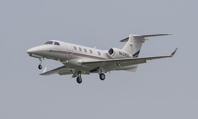 Embraer Phenom 300 (N428QS) - Runway 20R arrival @KDPA.