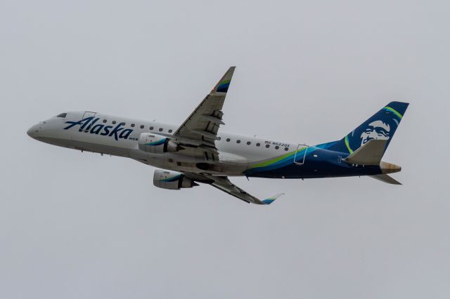 Embraer 175 (N622QX)