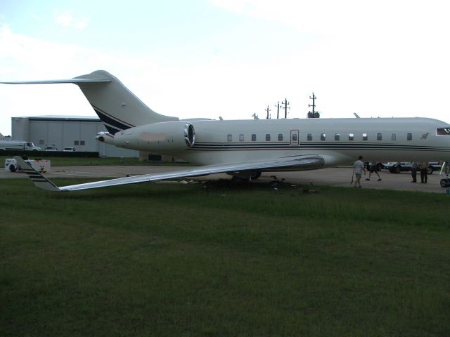 Bombardier Global Express — - Global Express stuck in the mud at Hobby turning onto the customs ramp.