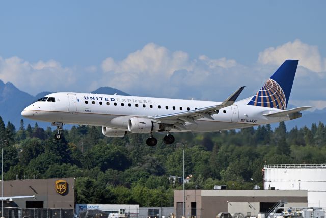 Embraer 175 (N144SY)