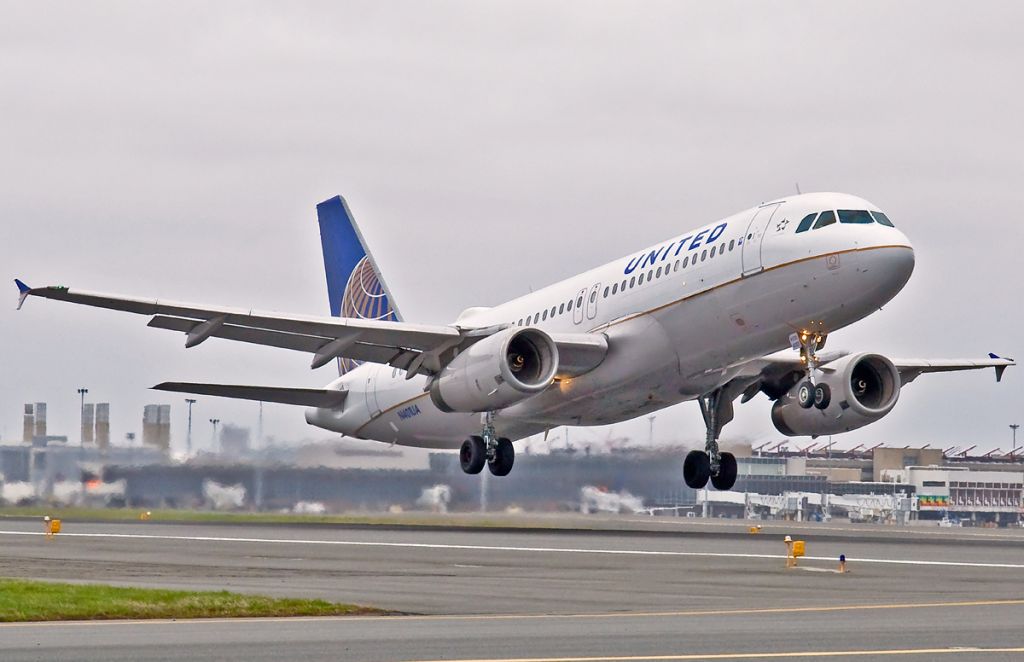 Airbus A320 (N401UA) - RWY27 take off !