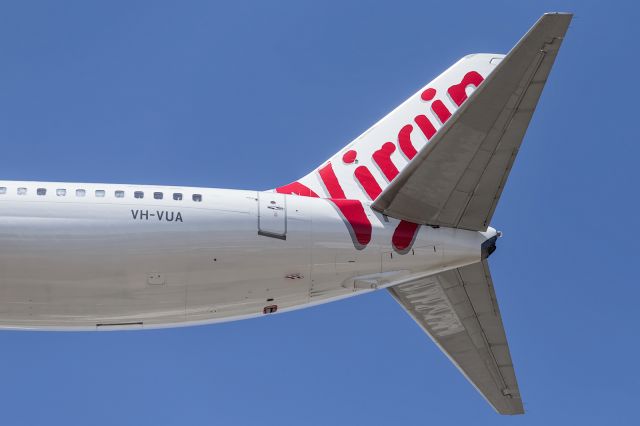 Boeing 737-800 (VH-VUA) - Landing on runway 01.