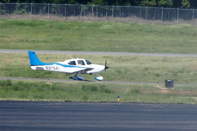 Cirrus SR-22 (N976AT)