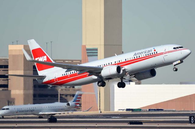 Boeing 737-800 (N915NN) - American Boeing 737-823 N915NN in retro TWA livery at Phoenix Sky Harbor on January 11, 2016. It first flew on January 14, 2013. Its construction number is 33227. It was delivered to American on January 31, 2013. 