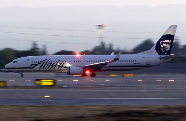 Boeing 737-900 (N419AS) - Beacon Shot.