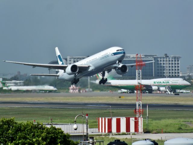 Boeing 777-200 (B-HNG)