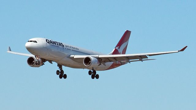 Airbus A330-200 (VH-EBE) - Airbus A330-202 Qantas VH-EBE final rwy 03 YPPH 160618.