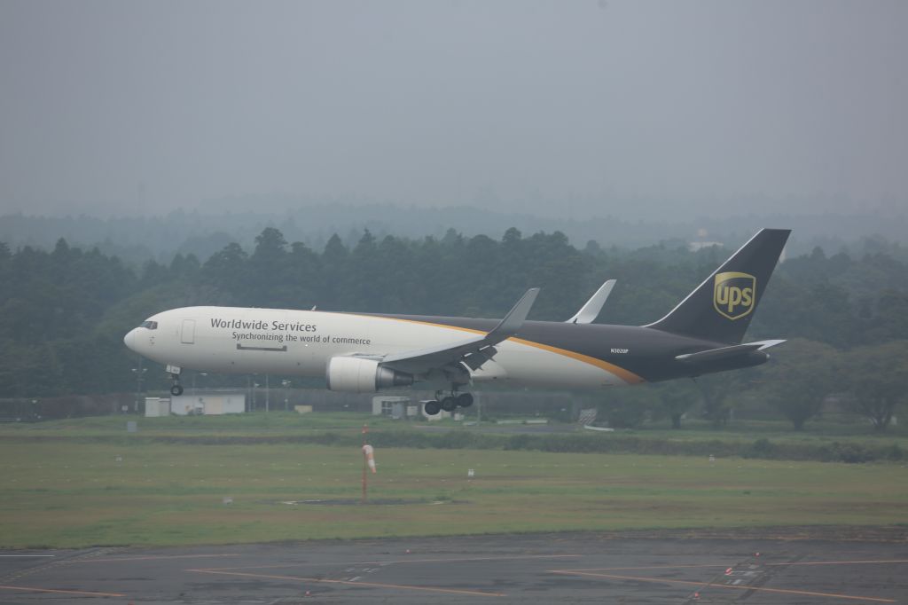 BOEING 767-300 (N302UP)