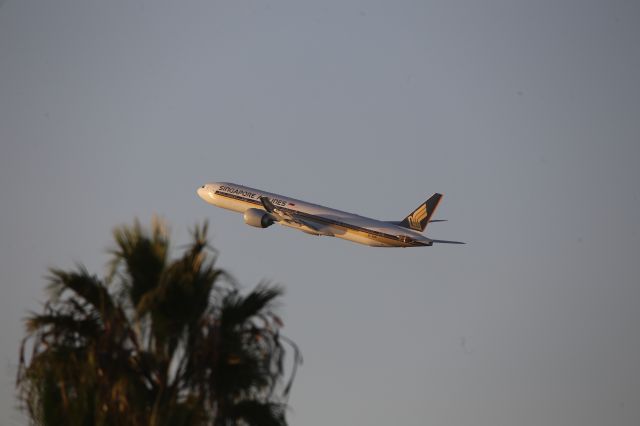 BOEING 777-300ER (9V-SWA)