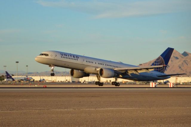 Boeing 757-200 (N561UA)