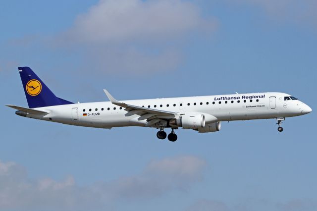 EMBRAER 195 (D-AEMB)