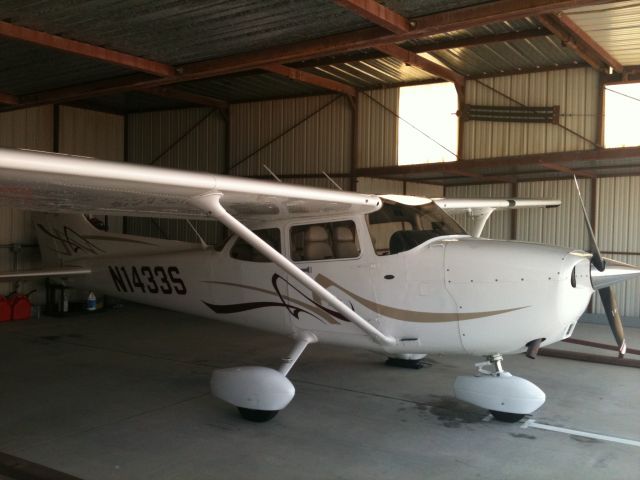 Cessna Skyhawk (N1433S) - New home Hangar 580