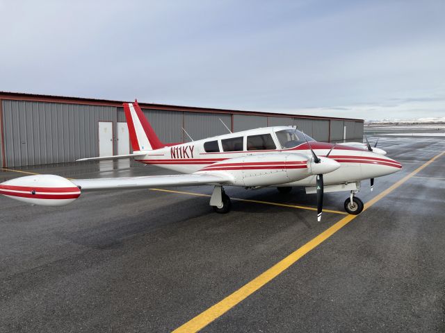 Piper PA-30 Twin Comanche (N11KY)