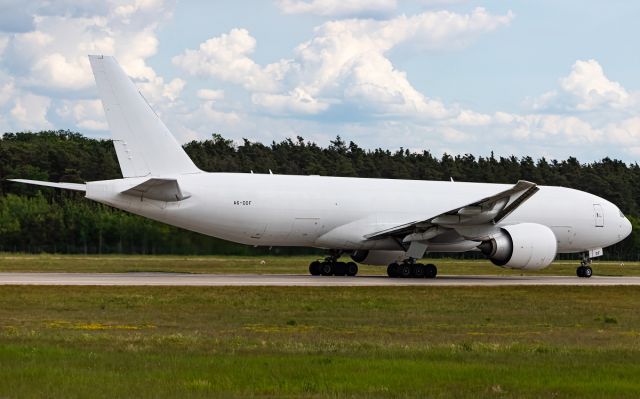 BOEING 777-200LR (A6-DDF)