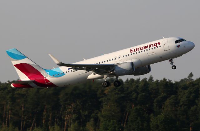 Airbus A320 (D-AEWF)